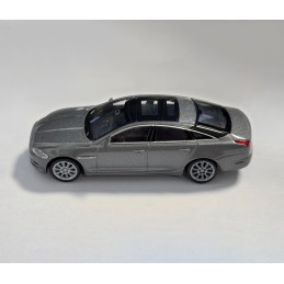 Model 2010 Jaguar XJ (měřítko 1:43, cca 10x4x3 cm, šedá)