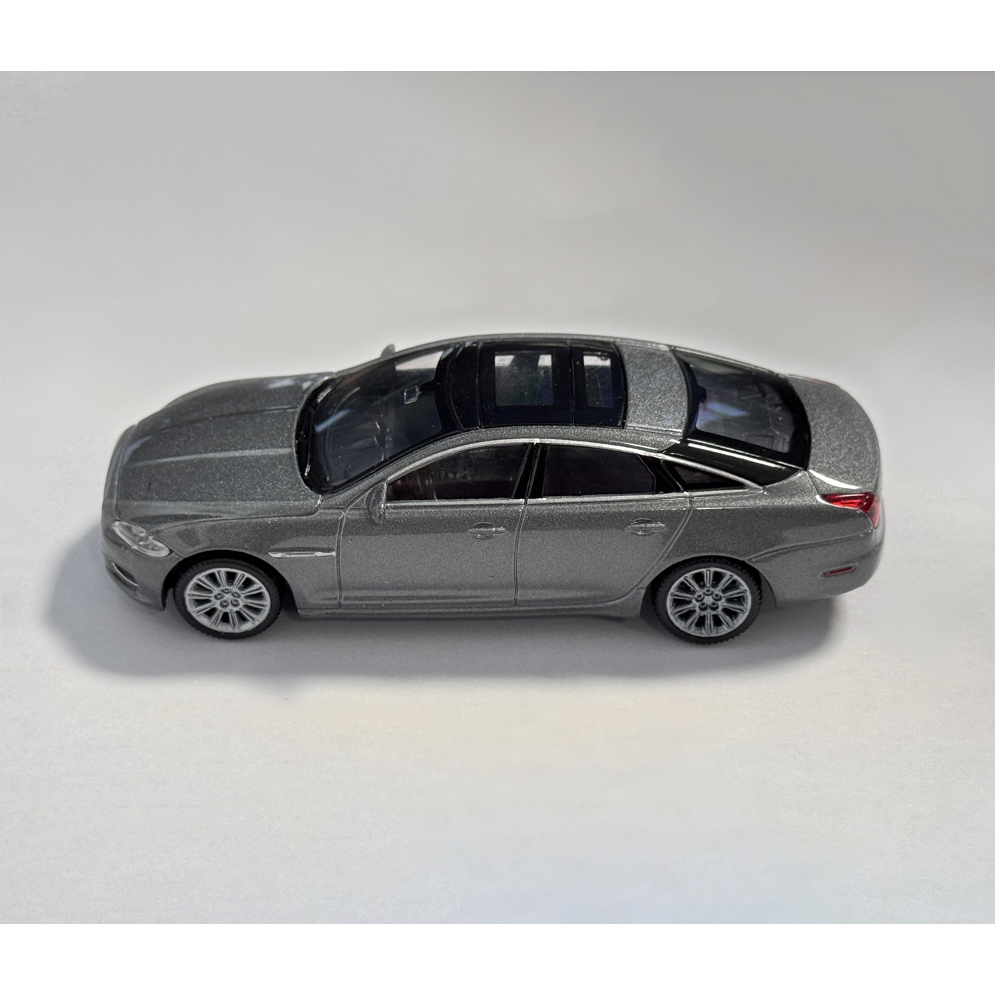 Scale model 2010 Jaguar XJ (scale 1:43, about 10x4x3 cm, gray)