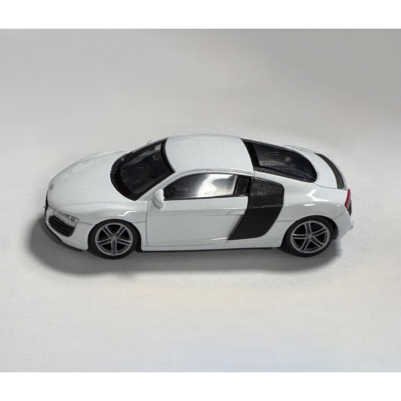 Model Audi R8 Coupe 2007 (měřítko 1:43, cca 10x4x3 cm, bílá)