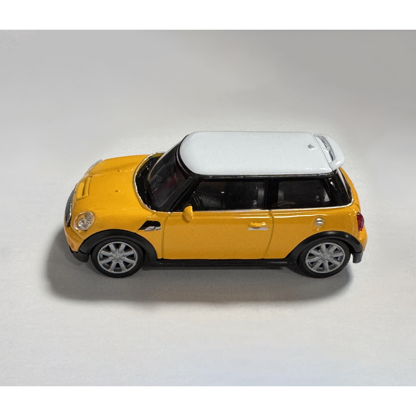 Model w skali Mini Cooper S (skala 1:43, ok. 10x4x3 cm, żółty)