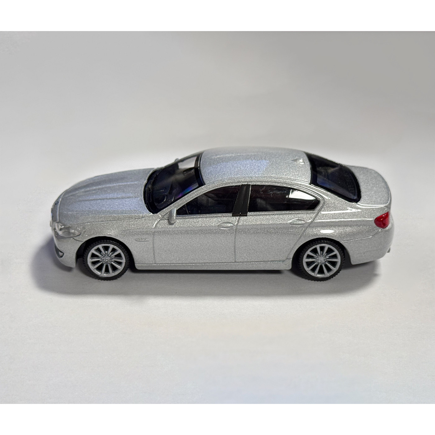 Model BMW 535i (měřítko 1:43, cca 10x4x3 cm, stříbrná)