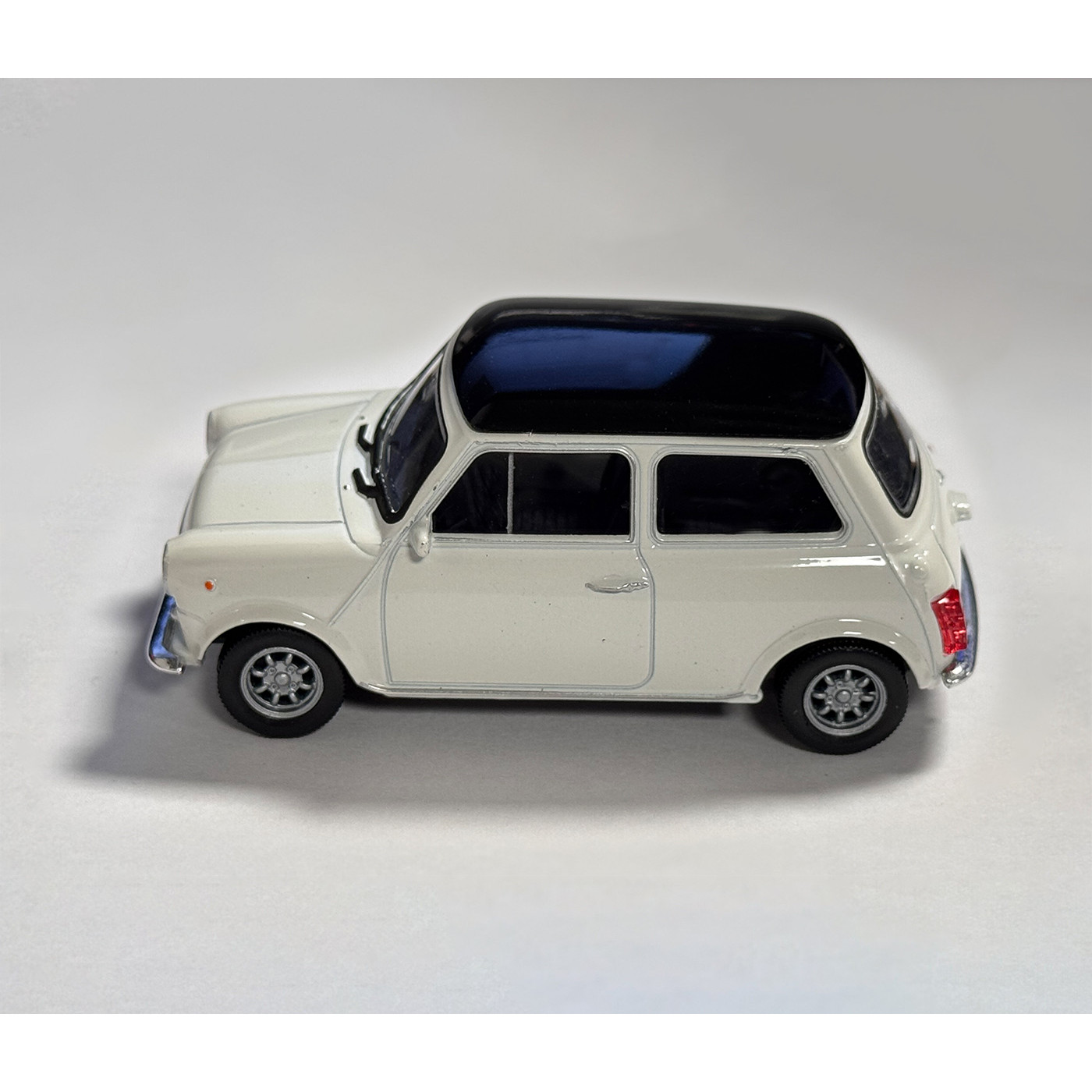 Maqueta Mini Cooper 1300 (escala 1:43, aprox. 10x4x3 cm, color