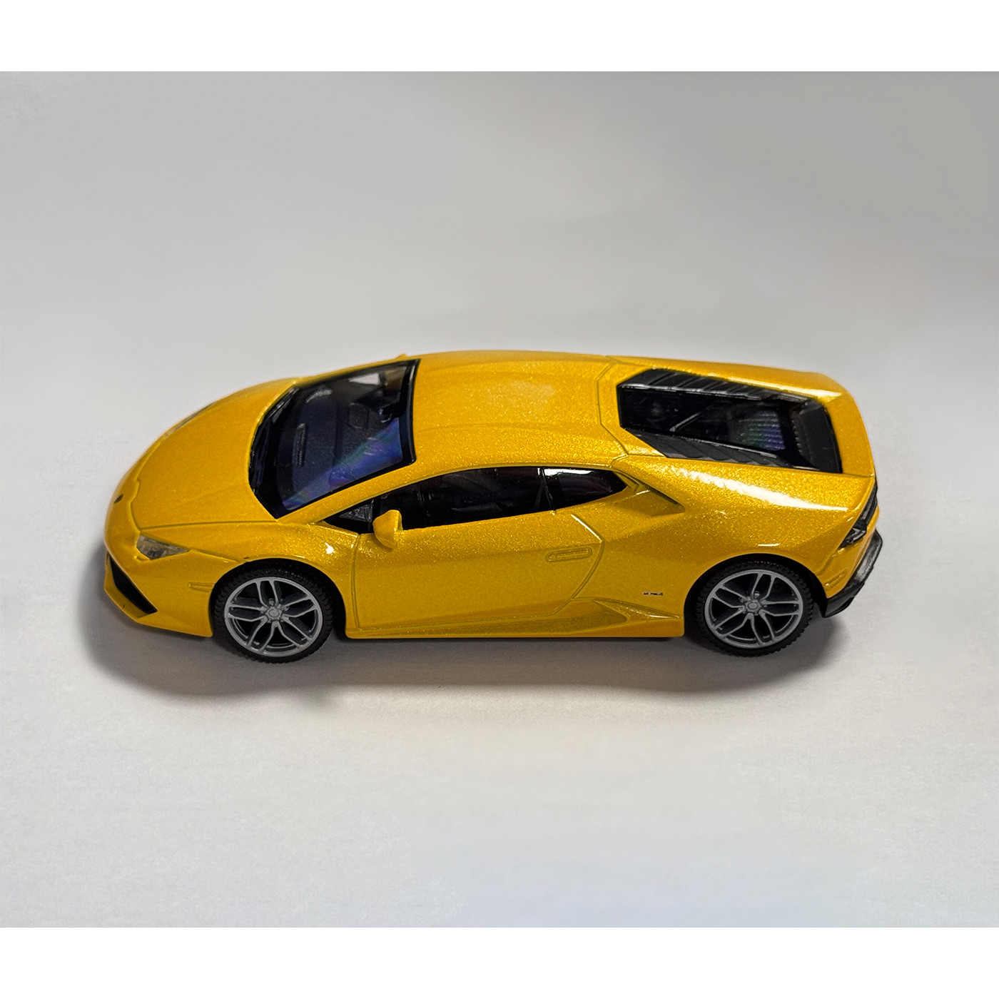 Scale model Lamborghini Huracán Coupé (scale 1:43, about 10x4x3