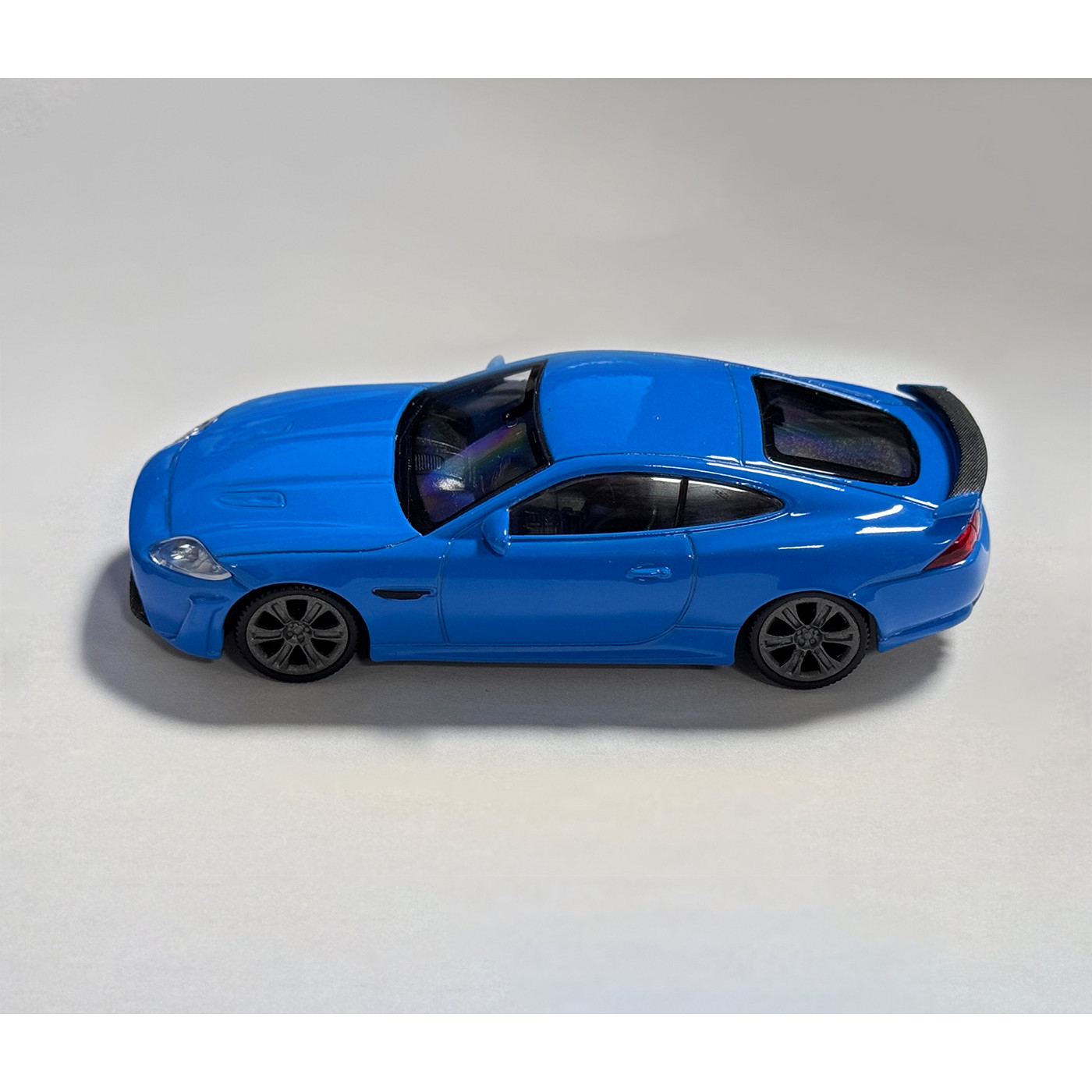 Maqueta Jaguar XKR-S (escala 1:43, aprox. 10x4x3 cm, color azul)